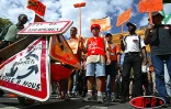 Mardi 27 mai 2003 -
25 000 personnes ont manifesté à Saint-Benoît contre les projets de réforme du gouvernement. Il s'agit de la plus grande manifestation jamais organisée à La Réunion
