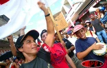 Mardi 27 mai 2003 -
25 000 personnes ont manifesté à Saint-Benoît contre les projets de réforme du gouvernement. Il s'agit de la plus grande manifestation jamais organisée à La Réunion