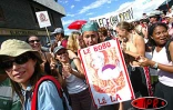 Mardi 27 mai 2003 -
25 000 personnes ont manifesté à Saint-Benoît contre les projets de réforme du gouvernement. Il s'agit de la plus grande manifestation jamais organisée à La Réunion