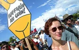 Mardi 27 mai 2003 -
25 000 personnes ont manifesté à Saint-Benoît contre les projets de réforme du gouvernement. Il s'agit de la plus grande manifestation jamais organisée à La Réunion