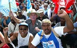 Mardi 27 mai 2003 -
25 000 personnes ont manifesté à Saint-Benoît contre les projets de réforme du gouvernement. Il s'agit de la plus grande manifestation jamais organisée à La Réunion