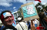 Mardi 27 mai 2003 -
25 000 personnes ont manifesté à Saint-Benoît contre les projets de réforme du gouvernement. Il s'agit de la plus grande manifestation jamais organisée à La Réunion
