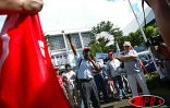 Mardi 27 mai 2003 -
25 000 personnes ont manifesté à Saint-Benoît contre les projets de réforme du gouvernement. Il s'agit de la plus grande manifestation jamais organisée à La Réunion
