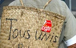 Mardi 27 mai 2003 -
25 000 personnes ont manifesté à Saint-Benoît contre les projets de réforme du gouvernement. Il s'agit de la plus grande manifestation jamais organisée à La Réunion