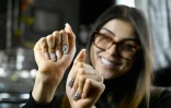 La vloggeuse colombienne Paula Galindo montre ses faux ongles faits par Jenny Bui, le 10 janvier 2020 à New York