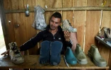 Un homme fabrique des chaussures dans l'une des 26 zones où sont regroupés près de 7.000 anciens membres des Farc s'étant engagés pour la paix, à Agua Bonita, en Colombie, le 25 octobre 2017