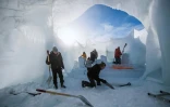 Les organisateurs construisent l'igloo qui va accueillir les spectateurs et musiciens de l'Ice Music festival près du village de Finse, le 2 février 2018