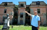 Le journaliste Mustafa Canka lors d'un entretien avec l'AFP devant le bâtiment administratif des marais salants abandonnés d'Ulcinj, le 14 juin 2026 au Monténégro