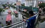 Une artère inondée à Bangkok, où l'état de catastrophe naturelle a été déclaré après des pluies diluviennes qui ont inondé habitations, commerces et axes de circulation, le 27 septembre 2026