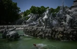 Un homme se rafraîchit dans le bassin de la fontaine des Girondins, sur la place des Quinconces, à Bordeaux, en Gironde, le 22 juin 2026