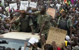 Des manifestants acclament les soldats maliens à Bamako, le 21 août 2020