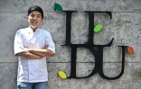 Le chef Thitid "Ton" Tassanakajohn devant son restaurant Le Du, le 23 juin 2023 à Bangkok, en Thaïlande