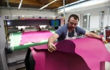 Un employé coupe du cuir dans la nouvelle manufacture d'Hermès à Allenjoie (Doubs), le 5 avril 2018