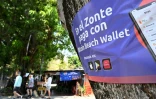 Une affiche promouvant les transactions en bitcoin Ă El Zonte, le 16 mars 2024 au Salvador