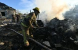 Des pompiers éteignent un incendie dans une maison à la suite de frappes aériennes à Kharkiv, le 2 octobre 2026