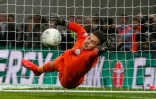 Le gardien de Mancherster City Ederson plonge sur le ballon lors du match contre Chelsea en Coupe de la Ligue anglaise à Wembley, le 24 février 2019