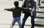 Le correspondant d'El Mundo Javier Espinosa accueilli par son fils à son retour en Espagne sur la base militaire de Torrejon de Ardoz près de Madrid le 30 mars 2014 après sa détention en Syrie