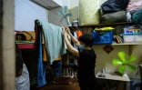 Wong Mei-ying, 70 ans, dans son logement de 5 m2 qu'elle partage avec son fils Ă Hong Kong le 14 mai 2020
