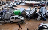 Des épaves de voitures empilées dans une rue de Paiporta après des inondations dévastatrices, le 31 octobre 2024 dans la région de Valence, en Espagne
