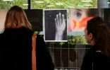 Des visiteuses de l'exposition sur les violences faites aux femmes à l'hôpital San Carlo de Milan, le 22 novembre 2019 