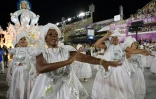 Membres de l'école de samba Paraiso de Tuiuti au défilé du carnaval au sambodrome de Rio de Janeiro, le 23 avril 2022