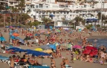 Des centaines de touristes prennent le soleil sur la plage Las Vistas de Los Cristianos, à Tenerife, le 25 juillet 2015