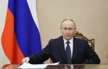 Sur cette photo diffusée par l'agence d'État russe Sputnik, le président russe Vladimir Poutine tient une réunion avant les  pourparlers de paix  avec l'Ukraine, qui se sont tenus à Istanbul, à Moscou, le 14 mai 2025