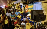 Des supporters togolais suivent sur une télévision le quart de finale de la CAN contre le Burkina Faso, le 3 février 2013 à Lomé