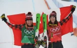 Les Canadiennes Brittany Phelan (G) et Kelsey Serwa sur le podium en skicross aux JO de Pyeongchang le 23 février 2018