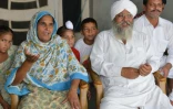 Narinder Kaur, 54 ans (G), et son mari Gurmej Singh, 60 ans, lors d'un entretien dans leur maison près d'Amritsar, dans le Penjab en Inde, le 6 juillet 2017
