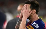 Lionel Messi, le capitaine du FC Barcelone, se couvre le visage à la fin de la finale de la Coupe d'Espagne perdue 2-1 face à Valence, le 25 mai 2019 à Séville