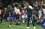 Le sélectionneur de l'équipe de France olympique Thierry Henry réagit après la victoire de son équipe lors du quart de finale contre l'Argentine pendant les Jeux olympiques de Paris 2024 au stade de Bordeaux, le 2 août 2024