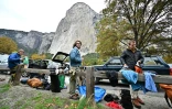 Des grimpeurs s'apprètent à escalader la fameuse paroi d'El Capitan dans le parc national de Yosemite en Californie, le 26 octobre 2025