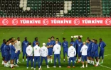 Le sélectionneur de l'équipe de France Zinédine Zidane (au centre, de dos) parle aux joueurs lors d'un entraînement à Izmit (Turquie) le 24 septembre 2026
