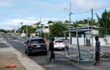 Un manifestant agite un drapeau du Front de libération nationale kanak et socialiste (FLNKS), le 14 mai 2024 à Nouméa en Nouvelle-Calédonie