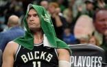 Brook Lopez, des Milwaukee Bucks, au cours du match N.2 de la série du 1er tour des play-offs de la NBA contre le Miami Heat le 19 avril 2023 à Milwaukee, Wisconsin
