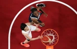 Les basketteuses française Endene Miyem et japonaise Himawari Akaho lors du match de poule des Jeux olympiques de Tokyo le 24 juillet 2021 à Saitama 
