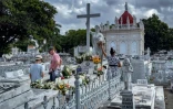 La tombe d'Amelia Goyri, surnommée "La Miraculeuse", au cimetière Colon de La Havane, le 12 février 2024 à Cuba