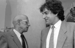 Alain Finkielkraut (d) et Michel Foucault quittent l'Elysée après une rencontre avec Francois Mitterrand le 14 septembre 1982
