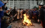 Des manifestants devant un bâtiment du gouvernement, le 6 octobre 2020 à Bichkek, au Kirghizstan