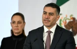 Le ministre mexicain de la Sécurité, Omar Garcia Harfuch, s'exprime aux côtés de la présidente Claudia Sheinbaum lors de sa conférence de presse quotidienne au Palais national de Mexico, le 23 février 2026