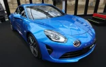 Un modèle d'Alpine A110, du constructeur Renault, exposée lors d'un salon à Paris en 2018
