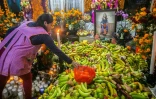Une femme offre des fruits en offrande pour le Jour des morts Ă Santa Fe de la Laguna, dans l'Etat de Michoacan, au Mexique, le 31 octobre 2019