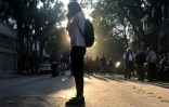Une jeune femme au téléphone dans les rues de Mexico City après qu'un séisme évalué à une magnitude de 7.0 ait secoué la ville, le 16 février 2018