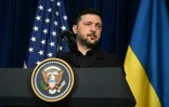 Le président ukrainien Volodymyr Zelensky en conférence de presse dans la résidence de Mar-a-Lago du président américain Donald Trump, en Floride, le 28 décembre 2025