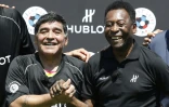 La star du football argentin Diego Maradona (g) en compagnie de Pelé, le 9 juin 2016 à Paris