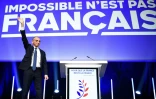 Eric Zemmour, candidat Reconquête! à la présidentielle, salue ses partisans après les résultats du 1er tour, le 10 avril 2022 à Paris