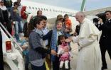 Le pape François accueille des réfugiés syriens de l'île grecque de Lesbos à l'aéroport Ciampino de Rome, le 16 avril 2016