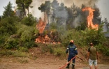 Des pompiers luttent contre les incendies qui menacent un village au nord de l'île d'Eubée, le 5 août 2021