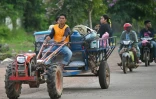Des civils cambodgiens fuient leurs foyers près de la frontière avec la Thaïlande dans la province d'Otdar Mean Cheay, le 25 juillet 2025